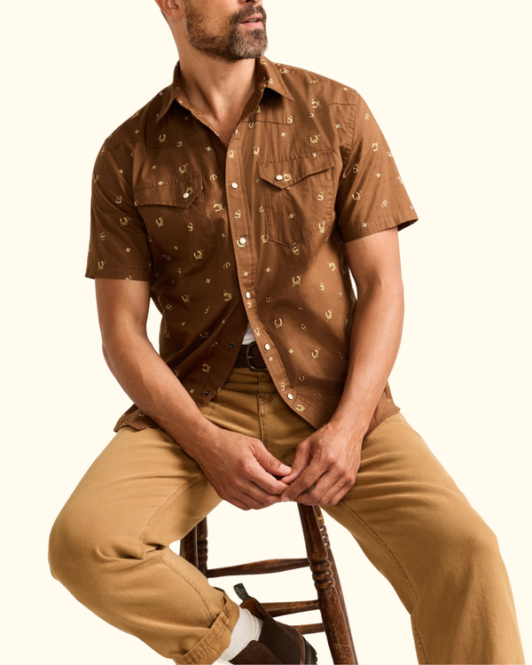 Pendleton Laramie Shirt SS Horseshoe Brown styled as a casual Western short sleeve shirt